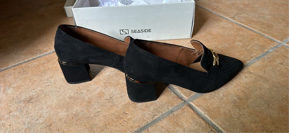 Sapatos elegantes em pele