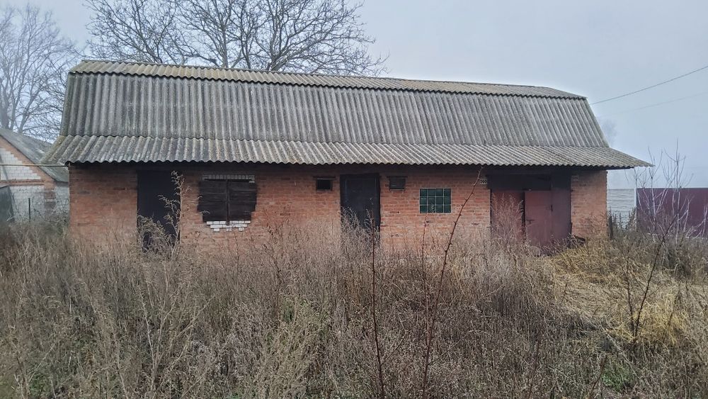 Продається будинок. м. Турбів. Ділянка-12с. Господарські будівлі.