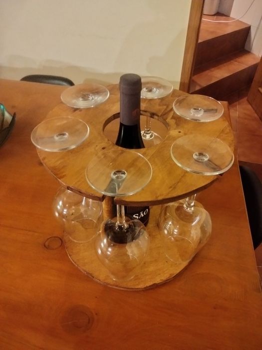 Suporte com copos de vinho