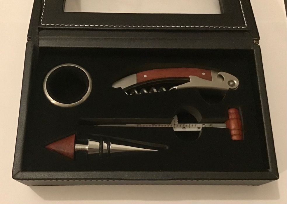 Wine set including corkscrew, etc.426134091072819202