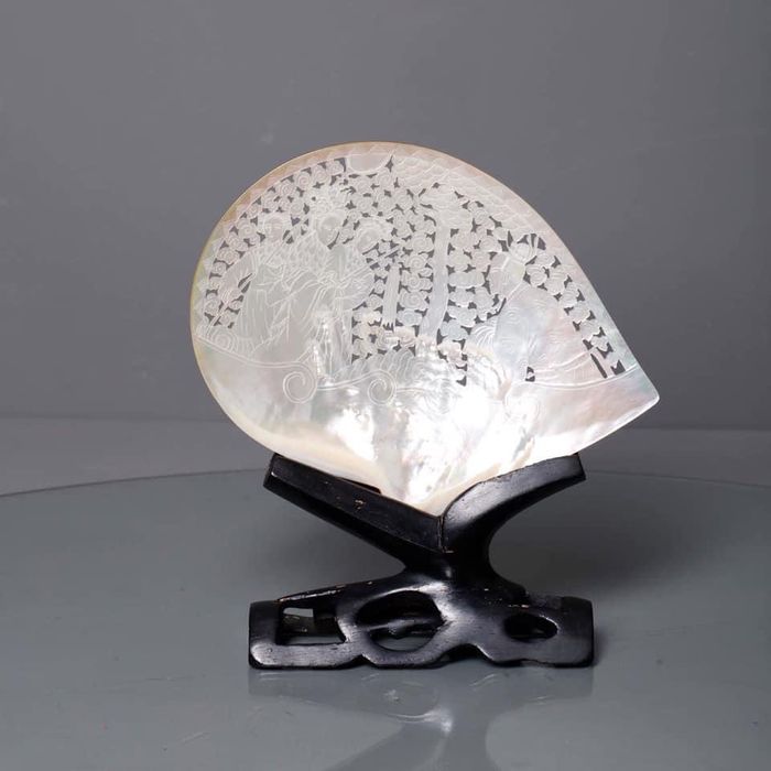 Concha madreperola  esculpida. Tranalho oriental