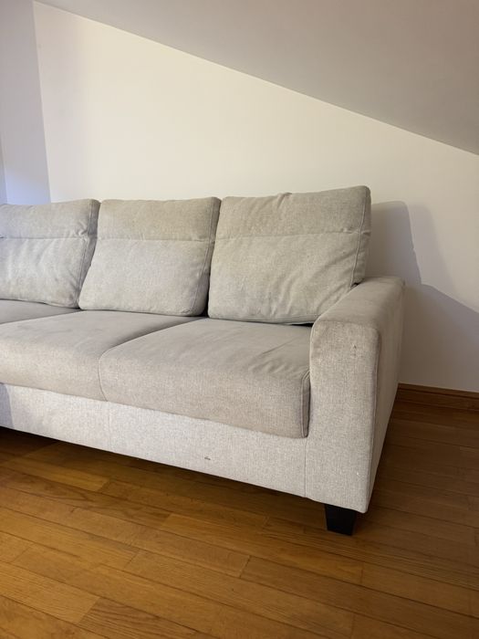 Sofá de 3 lugares em bege, com chaise longue