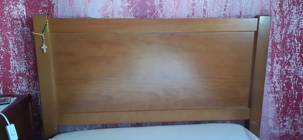 Cama de madeira com gaveta