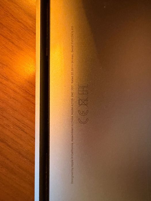 MacBook Pro 13" 2019 – i5 Quad-Core, 16GB RAM, 256GB SSD, Touch Bar + Carregador
