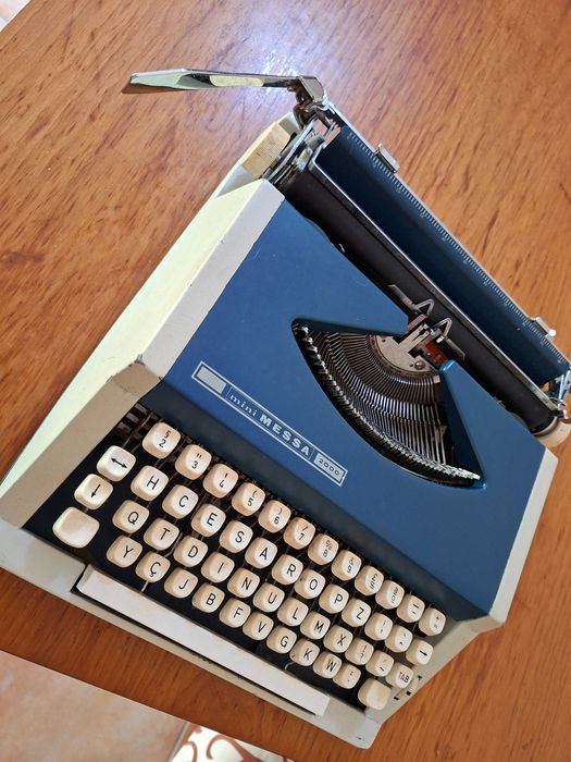 Maquina de escrever antiga - Mini Messa 2000
