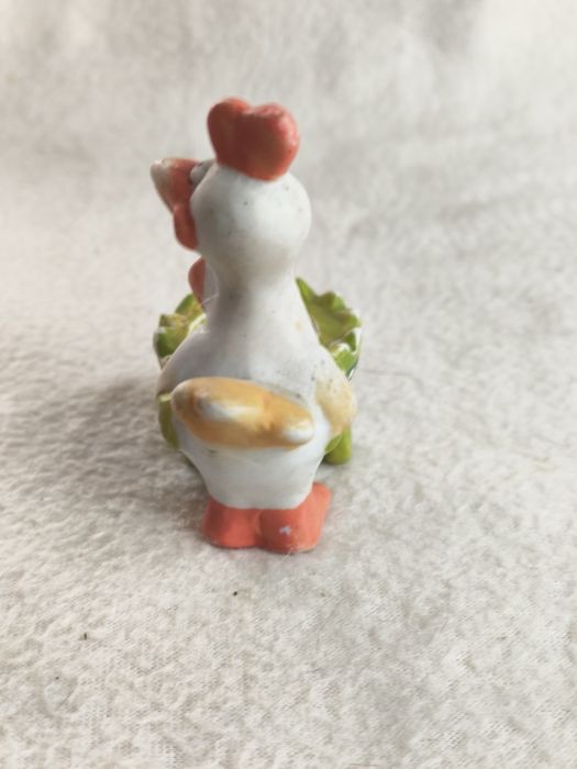 Miniaturowa ceramiczna osłonka na kwiatek kogucik 56
