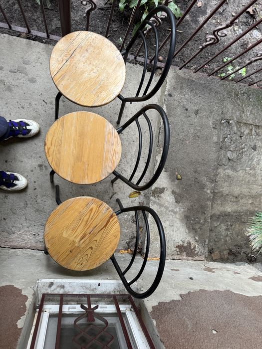 Ствльці металеві з деревяною сідушкую