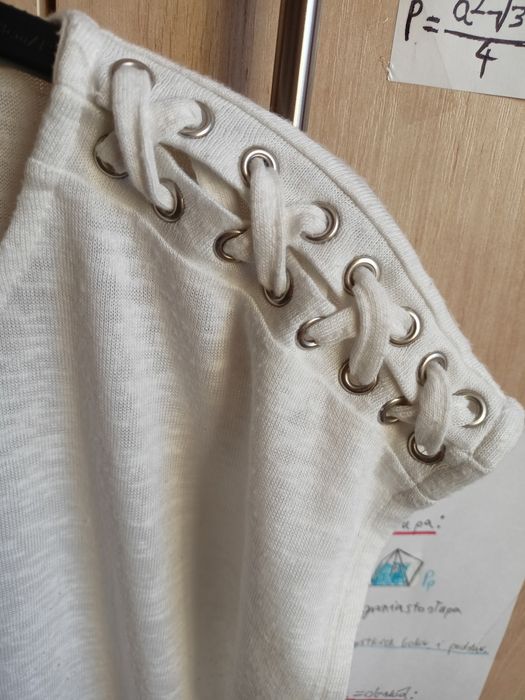 T-shirt z przeplatanymi sznurówkami na barkach / Atmosphere / roz. S