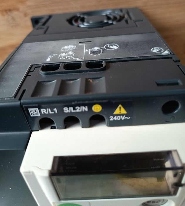 Variador Telemecanique ATV12HU15M2
Tem entrada a 230V e saída trifási