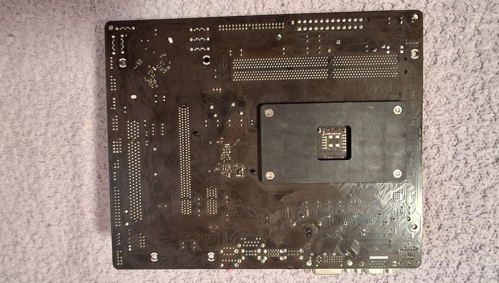 Материнська плата в комплекті з процесором та баштовим кулером