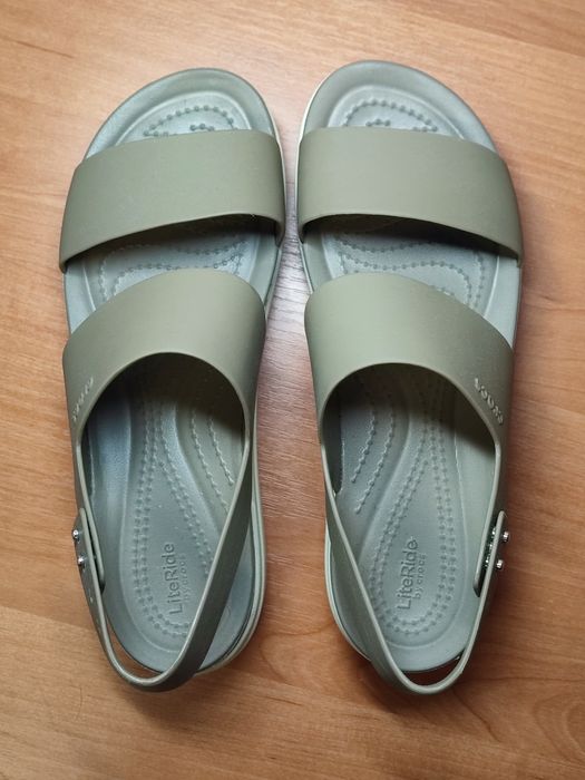 Жіночі санділі Crocs