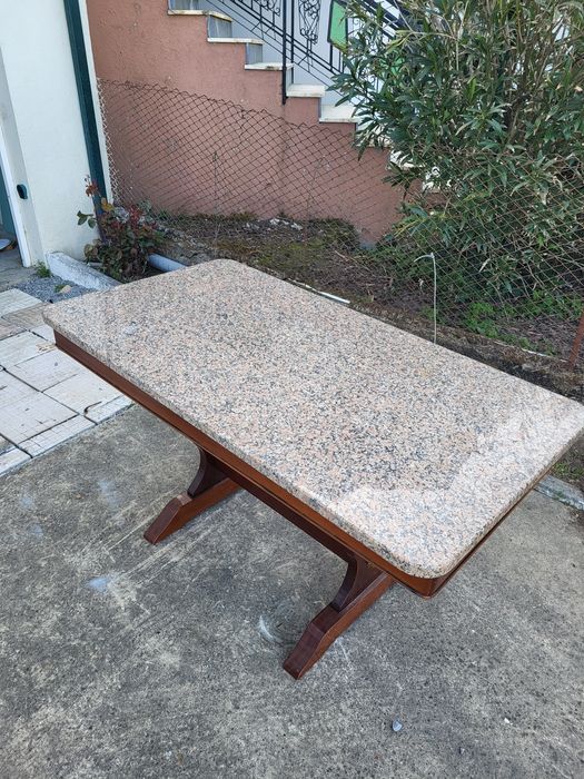 Mesa de pedra com base madeira