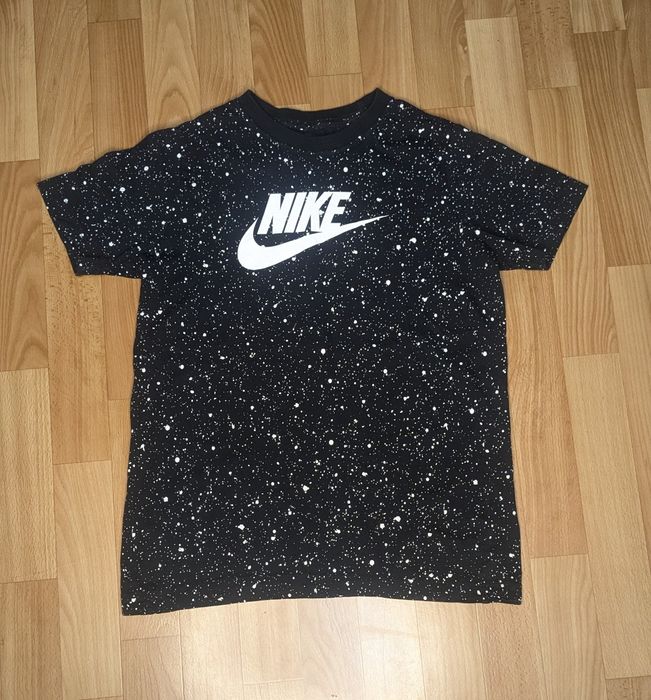 Футболка Nike з білим  принтом у вигляді бризок фарби
