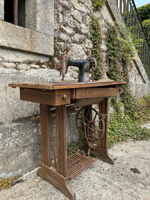 Maquina de costura Singer antiga