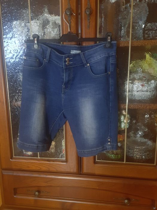 Krótkie granatowe jeansy