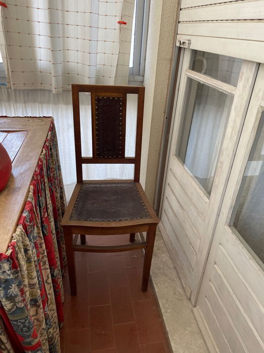 Cadeira madeira clássica cor castanho