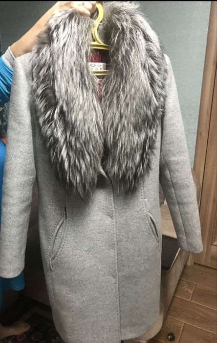 Зимове пальто з хутром чорнобурки