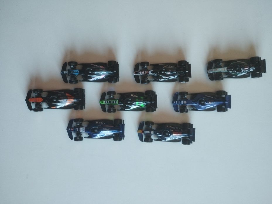 8 bolidów hotwheels f1