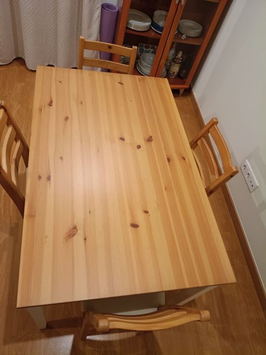 Mesa de jantar e cadeiras