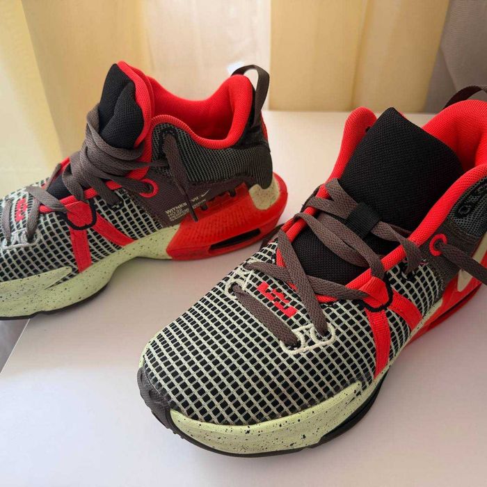Оригинальные мужские кроссовки Nike LeBron Witness VII — Размер 42 (26.5-27 см)