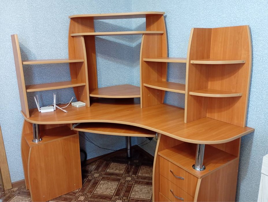 Продам комп’ютерний кутовий стіл — 1700 грн