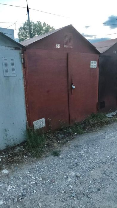 Продаеться  металевий гараж з місцем  на стоянці,в центрі Тернополя