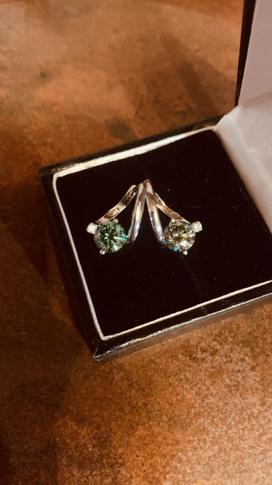 Серебрянные серьги 925 пробы с муассанитами