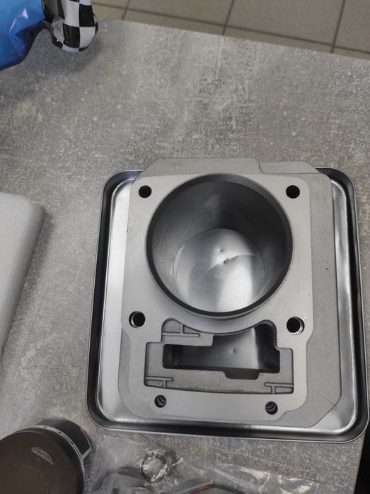 Двигун та поршень до китайського мотоцикла