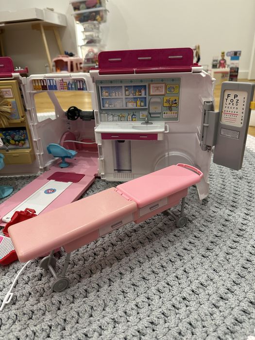 Barbie karetka zestaw z lalką FRM19