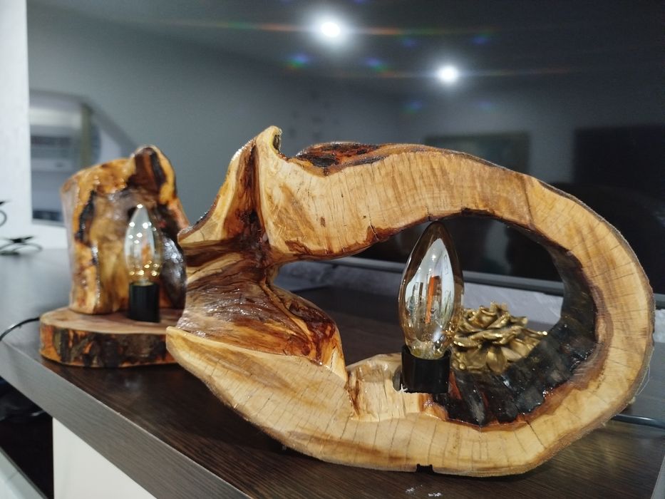 Unikatowa lampa z litego drewna – rękodzieło