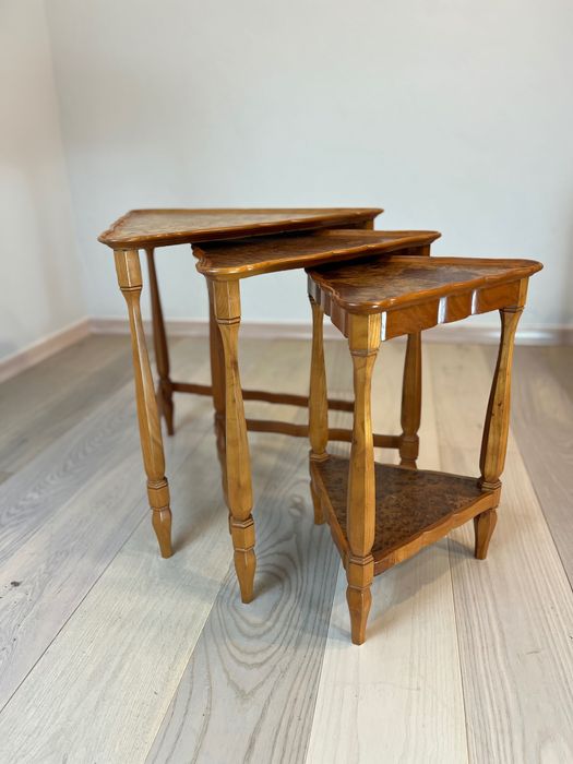 Trzy włoskie stoliki kawowe, trojaczki, drewno, fornir orzechowy