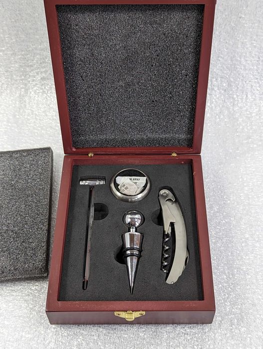 Подарунковий набір аксесуарів для вина в дерев'яній коробці