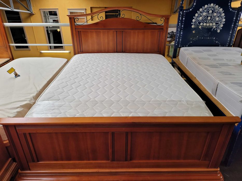 Excelente cama em madeira maciça com estrado e colchão - ópti