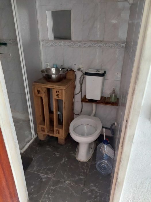 Armazém/garagem de rua com casa de banho e mezanino - Forte da Casa.