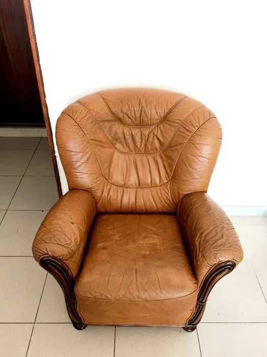 Sofá de 3 lugares + 2 poltronas em pele sintética em muito bom estado