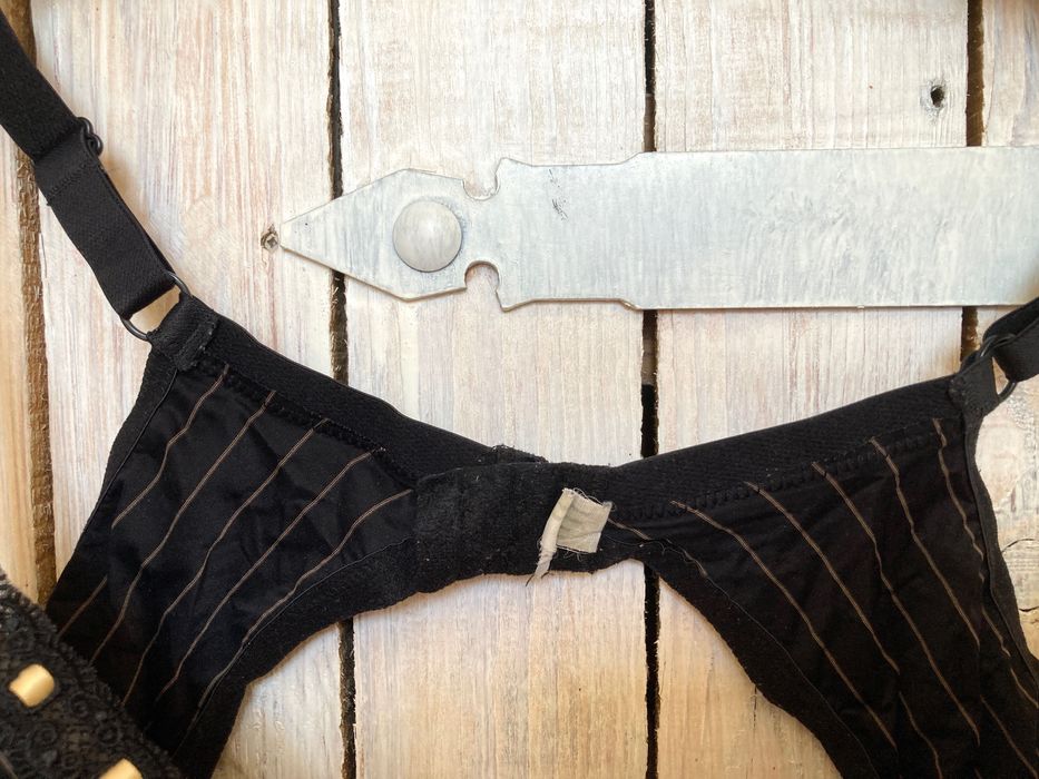 Biustonosz 85D - czarny, złote prążki, fiszbiny, podszewka