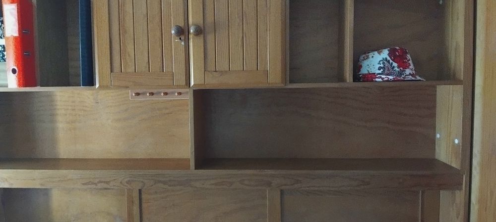 Quarto estúdio em pinho maciço. 2 camas e colchões.