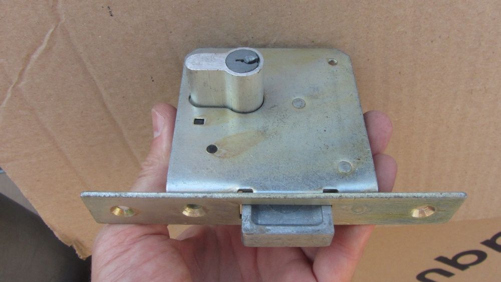 Замок врезной новый