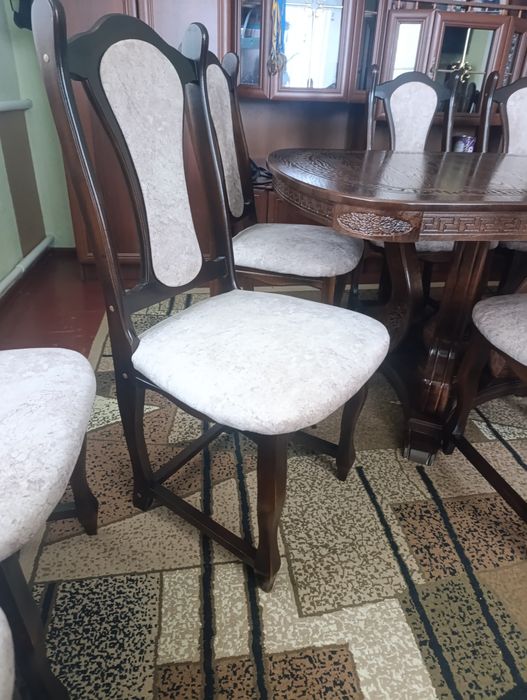 Дерев'яний стіл з стільцями