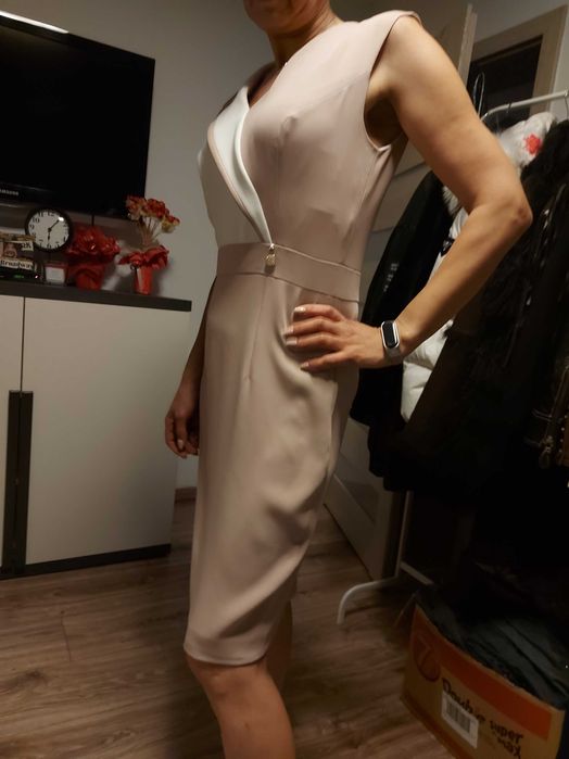 Sukienka w kolorze bialo beżowym