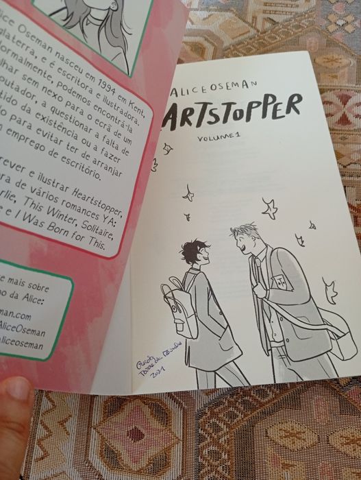 Vendo os 3 primeiros volumes da coleção "Heartstopper", de Alice Oseman