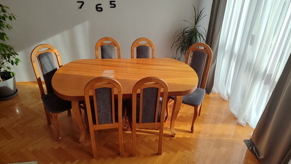 Stół drewniany z krzesłami