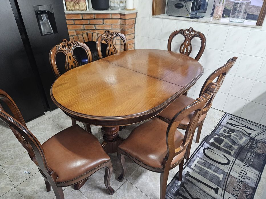 Mesa com 6 cadeiras em madeira