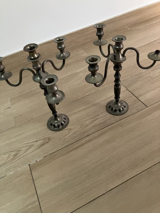 Candelabros em liga de metal