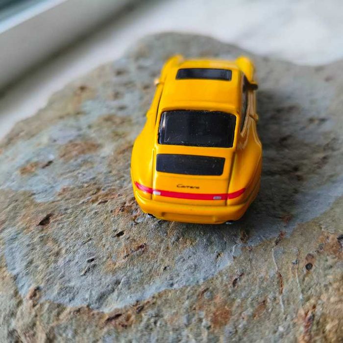 Hot Wheels Porsche Carrera 1996 com rodas alteradas