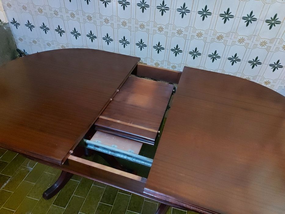 Mesa de madeira mogno