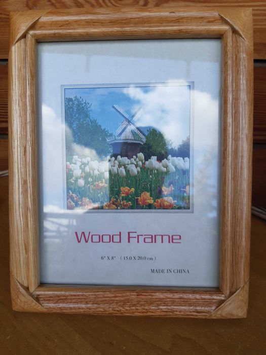 Nowa drewniana ramka do zdjęcia obrazka