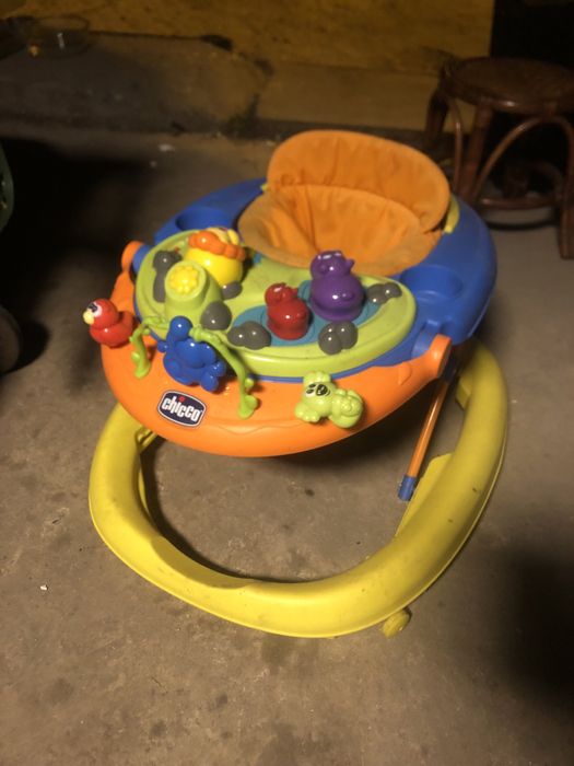 Berco cinza next to me  e aranha da chico com brinquedos