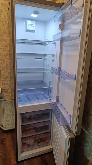 Двухкамерный холодильник Beко в идеальном состоянии.