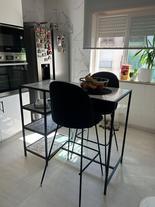 Mesa Alta com 2 bancos altos cozinha / bar
